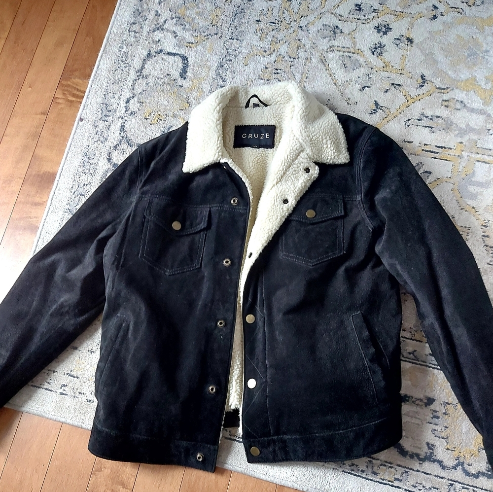 Like New 🖤🤍🖤 Black Sherpa-Lined Men's Jacket.